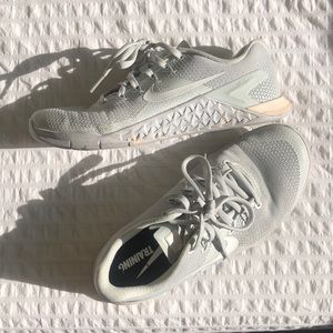 Like New Nike Metcons in Grey Size 7.5
